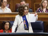 La ministra de Hacienda, María Jesús Montero, interviene desde su escaño en el Congreso.