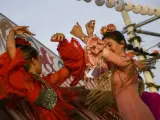 Dos mujeres bailan sevillanas en la tarde de este jueves en la Feria de Abril de Sevilla