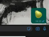 Imagen de un mensaje de WhatsApp con el emoji de una pera.