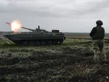 Un vehículo blindado ucraniano dispara hacia posiciones rusas en la región de Donetsk.