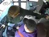 Momento en el que el niño va hasta la conductora y frena el autobús.
