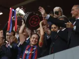 Alexia Putellas levanta como capitana del Barça la Liga F el día de su regreso a las canchas.
