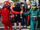Alonso y Sainz se saludan tras la carrera en Bakú.