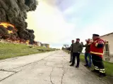 Bomberos extinguen el fuego en un depósito de combustible en Sebastopol (Crimea) tras un ataque con drones.
