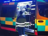 Sanitarios del SUMMA 112 atendiendo a un hombre atropellado en Pinto por una furgoneta