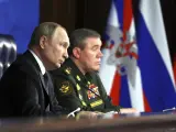 Vladimir Putin, y eljefe del Estado Mayor del Ejército ruso Valery Gerasimov