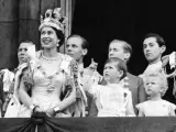 La coronación de Isabel II, con sus hijos Carlos y Ana.