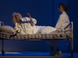 Escena de la obra teatral 'Adictos' en el Teatro Goya.