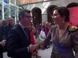 Ayuso y Bolaños se saludan en el acto del Dos de Mayo de 2023 en la Real Casa de Correos de la Puerta del Sol de Madrid.