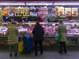 Varias mujeres compran en una carnicería en un mercado, a 15 de marzo de 2023, en Madrid (España).