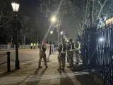 La policía londinense informa de que se ha llevado a cabo una explosión controlada como medida de precaución frente al palacio de Buckingham tras la detención de un hombre sospechoso de poseer un arma ofensiva.
