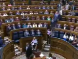 Los diputados de Vox abandonan el Congreso cuando el presidente de Colombia, Gustavo Petro, toma la palabra y el resto de parlamentarios le aplauden.