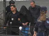 Vídeo que muestra la detención del presunto autor del tiroteo, un adolescente de 14 años, en un colegio de Belgrado, que ha dejado al menos nueve muertos y siete heridos.