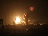 El humo y las llamas se elevan sobre los edificios tras un ataque aéreo israelí en Rafah, sur de la Franja de Gaza, el 3 de mayo de 2023.