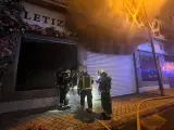 Bomberos extinguen un incendio industrial en dos naves de productos textiles en Fuenlabrada