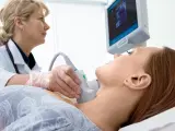 Médico explorando la garganta a una mujer
