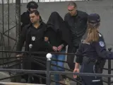 El sospechoso de la matanza de Belgrado, custodiado por las fuerzas de seguridad.