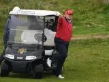 Donald Trump, jugando a golf en Irlanda