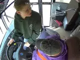 El joven coge el volante del autobús tras el desmayo de la conductora.