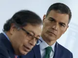 El presidente del Gobierno, Pedro Sánchez (d) y el presidente de Colombia, Gustavo Petro (i) durante la rueda de prensa este jueves.