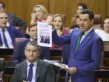 El presidente de la Junta de Andalucía, Juanma Moreno en la sesión de control en el Parlamento