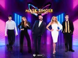 Jurado y presentador de 'Mask Singer: adivina quién canta', Javi Ambrossi, Mónica Naranjo, Arturo Valls, Ana Obregón y Javier Calvo.