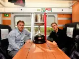 Rafa Martín Vázquez (izda) y Jon Andoni Goicoetxea con el trofe de la Copa del Rey.