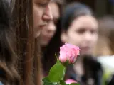 Flores para el recuerdo de los compañeros asesinados en la escuela de Belgrado