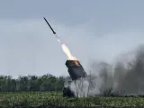 Un lanzacohetes del ejército ucraniano dispara contra posiciones rusas en el frente de Bajmut, región de Donetsk.
