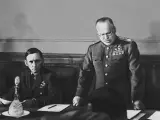 El General Zhukov (URSS) leyendo la rendición de Alemania el 8 de marzo de 1945 en Berlín.