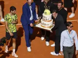 Carlos Alcaraz recibe la tarta de su cumpleaños en el Mutua Madrid Open.