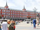 fotografo: Jorge Paris Hernandez [[[PREVISIONES 20M]]] tema: Plaza Mayor. Turismo. Calor. Turistas. Madrid