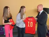 La infanta Sofía recibe una camiseta tras presenciar un encuentro de la selección femenina de fútbol en Londres junto a la Princesa de Asturias.