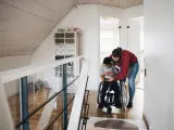 Una madre junto a su hijo con discapacidad.