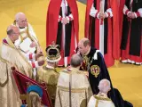 El príncipe heredero hace una reverencia a su padre, Carlos III en su coronación.