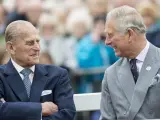 Imagen captada en 2016 del duque de Edimburgo con su hijo, el entonces príncipe Carlos.