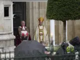 El arzobispo de Canterbury, Justin Welby (d), espera en la Abadía de Westminster a la llegada del rey.