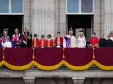 El rey Carlos III ha salido a saludar a la multitud desde el balcón del Palacio de Buckingham junto a la reina Camila y sus familias, pero sin su hijo menor, el príncipe Harry.