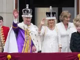 Carlos III y Camila han salido al balcón de Buckingham para saludar a la multitud congregada.