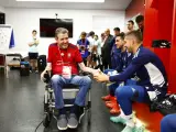 Juan Carlos Unzué habló con los jugadores del Osasuna antes del partido.