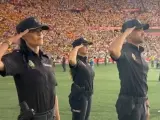 La Policía Nacional saluda al escuchar el himno de España en la final de la Copa del Rey.