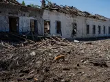 Un perro camina sobre los escombros de un edificio destruido tras un bombardeo aéreo en la localidad de Orikhiv, en la región de Zaporiyia.