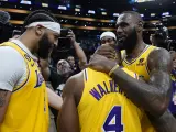 Anthony Davis, LeBron James y Lonnie Walker IV celebran la victoria de los Lakers ante los Warriors.