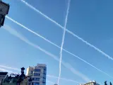 Estelas de aviones en el cielo.