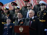 El presidente de Rusia, Vladimir Putin, pronuncia un discurso en la Plaza Roja de Moscú con motivo del desfile del Día de la Victoria