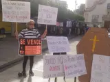 Susy Martí, víctima de la 'inquiocupación', protesta ante el Ayuntamiento de Alfafar.