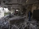 Un palestino en su edificio tras los ataques aéreos israelíes de el 9 de mayo de 2023.