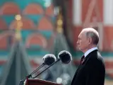 Vladimir Putin, en la Plaza Roja de Moscú durante el discurso del Día de la Victoria .
