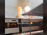 Un usuario de Rodalies grabó el momento en el que viajeros salían del vagón afectado.