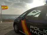 Un coche de la Policía Nacional junto a una playa en Fuerteventura.